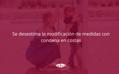 Se desestima la modificación de medidas con condena en costas